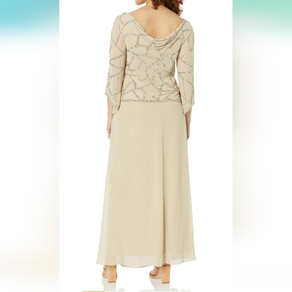 NWT 3/4 Sleeve Scallop Bodice Gown - Picture 5 of 5